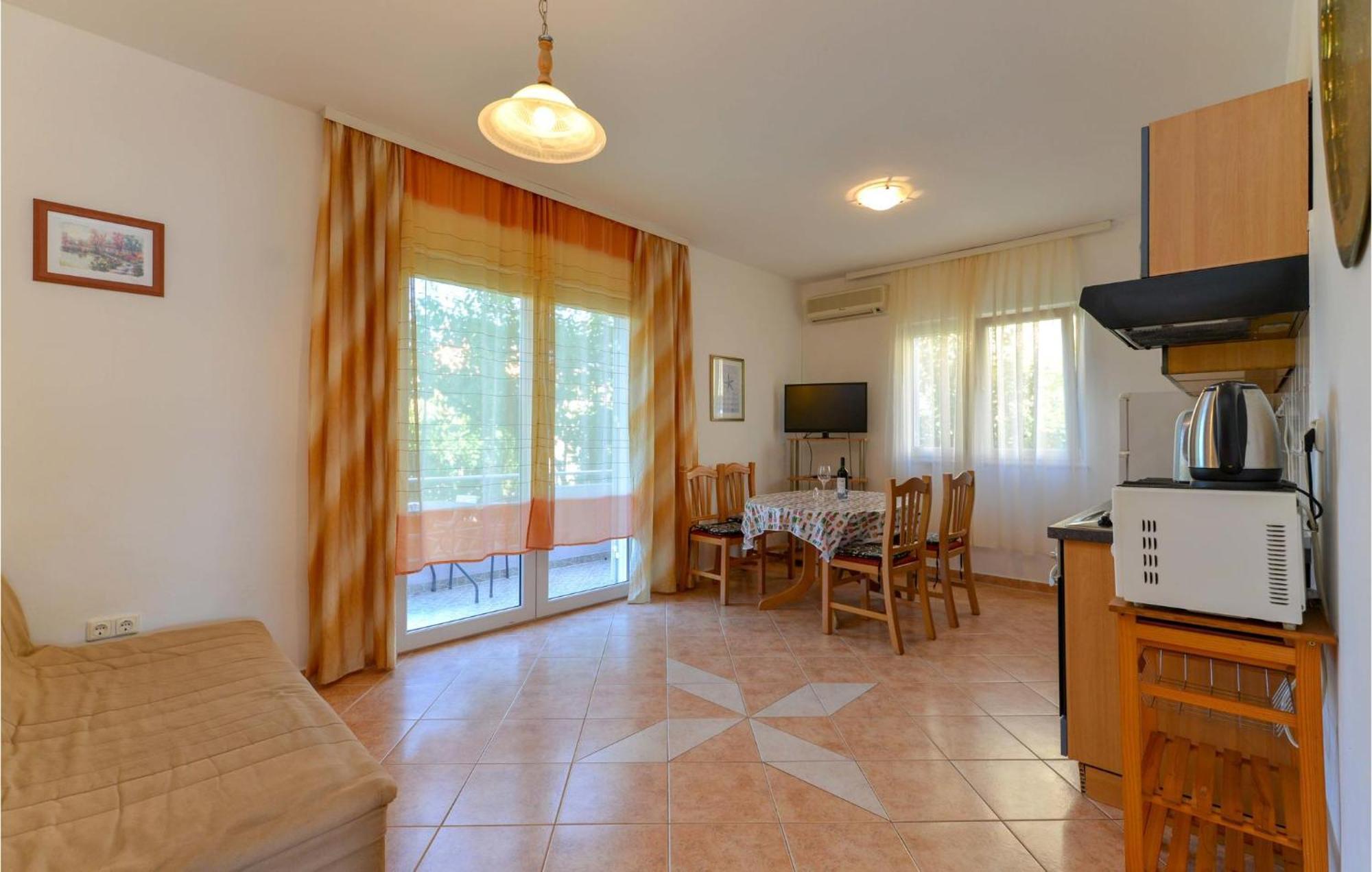 1 Bedroom Nice Apartment In Zadar Exterior foto